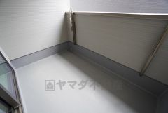 広々としたバルコニー。 天気のいい日にはお布団もまとめて干せそうですね＾＾