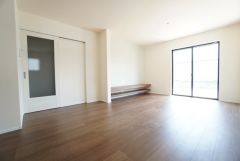 大きな窓のあるリビングは、陽光あふれる明るい空間です。居心地良く、ご家族皆がゆったり寛げる憩いの空間となりそうです。