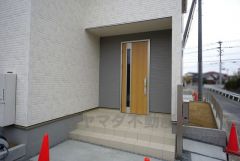 採光のためのスリットが入った玄関ドア。