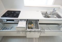 炊事時間を大幅に短縮できる食器洗浄乾燥機付き＾＾食器を洗う手間が減るので家族とのコミュニケーションの時間や自分の時間が増えますね。