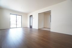 大きな窓のあるリビングは、陽光あふれる明るい空間です。居心地良く、ご家族皆がゆったり寛げる憩いの空間となりそうです。
