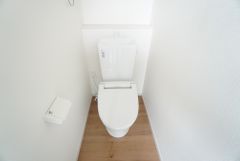 ウォシュレット、暖房便座、節電・節水機能など、使い勝手のよい高機能トイレです。 シンプルなクロスとフローリングで清潔感のある空間です＾＾ 