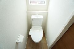 温水洗浄機付トイレです。節水機能もあるので、安心して使えますね。すっきりした見た目で、トイレ奥の掃除もしやすいです。
