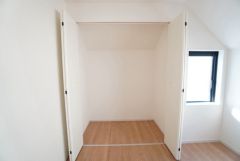 収納量たっぷりのクローゼット。ハンガーパイプ付で散らかりがちな洋服類もきれいに整理できます。使用頻度が少ないものは枕棚の上に、足元には3段ボックスを置いて、フル活用できるクローゼットです。