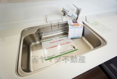 大きなお鍋も楽々洗える幅の広いシンクです＾＾ステンレスシンクなので簡単にお掃除できますよ。洗剤やスポンジもすっきりできる収納付き。