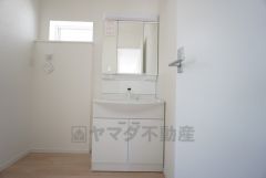 三面鏡裏収納付き洗面化粧台です＾＾ 歯磨きセットやスキンケア用品などの収納に便利ですね。