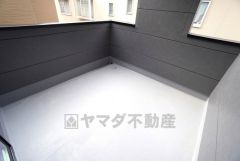 幅広のインナーバルコニーは多少の雨でも洗濯物を守ってくれ、家事を助けてくれること間違いなし。眩しすぎる日差しも和らげます＾＾