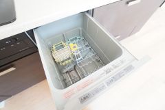 炊事時間を大幅に短縮できる食器洗浄乾燥機付き＾＾食器を洗う手間が減るので家族とのコミュニケーションの時間や自分の時間が増えますね。 
