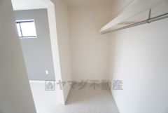 洋室にはハンガーパイプ付きのウォークインクローゼットが設けられています。たっぷり収納できるので衣替えの心配もいりませんね＾＾