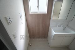 ランドリースペース上部には窓も付いており換気に便利です＾＾