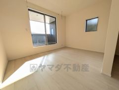 主寝室としてお使いいただけそうなこちらのお部屋は、日当たりが良く、爽やかな風を感じて起きる朝は、快適生活の始まりに。