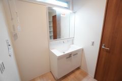 三面鏡裏収納付き洗面化粧台です＾＾ 歯磨きセットやスキンケア用品などの収納に便利ですね。 生活感も隠すことができ、来客時にも安心です。