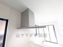 コンロ上には換気扇完備＾＾すぐ横に小窓が設けられているので、換気扇と合わせてWで換気できます＾＾