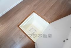 キッチン床下収納付き。食品のストック、非常食、調理器具、防災グッズなど沢山収納できる場所になってます＾＾