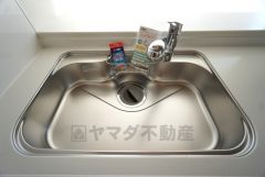 大きなお鍋も楽々洗える幅の広いシンクです＾＾ステンレスシンクなので簡単にお掃除できますよ。洗剤やスポンジもすっきりできる収納付き。