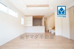 家族が集まる開放的なリビング。思い思いの時間を過ごしたり食事をしたり、素敵な団らんの場になりますね。