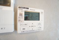 キッチン横からお湯張り、追い炊き、足し湯がボタン一つで楽々操作できる給湯機リモコンです。忙しい夕飯準備の時間帯に重宝しますね。