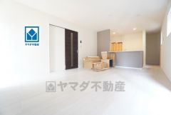 窓から光が差し込む明るいリビングダイニングです＾＾ゆったりと寛げる憩いの場となりそうです。