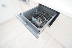 炊事時間を大幅に短縮できる食器洗浄乾燥機付き＾＾食器を洗う手間が減るので家族とのコミュニケーションの時間や自分の時間が増えますね。