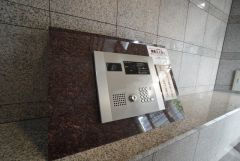 オートロックは、外部の人が自由に建物内に出入りできないため、不審者の侵入防止効果があります。