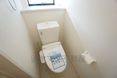 1階2階の2ヶ所にトイレがありますので、忙しい朝にも家族に気を使わず、ゆとりが生まれますね＾＾ 小窓付きで換気する時に便利です＾＾
