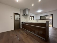 対面式キッチンなのでリビングにいるご家族とコミュニケーションを取りながら洗い物や、お料理が楽しめそうですね＾＾ 