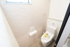 温水洗浄機付トイレです。節水機能もあるので、安心して使えますね。もちろん、1階2階の2ヶ所にトイレがあるので、忙しい朝にもゆとりができますね。
