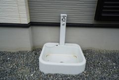 お庭に外水栓付き。庭掃除や植物への水やり、お子様用のプールなど大活躍すること間違いなし。ペットを飼われているご家族様にもオススメです＾＾