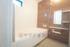 1日の疲れを癒すくつろぎのバスルーム。足を伸ばしてもゆったりと入れるサイズです。お子様と一緒にお風呂に入っても狭くないですね＾＾