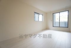 9帖。主寝室としてお使いいただけそうなこちらのお部屋は、日当たりが良く、爽やかな風を感じて起きる朝は、快適生活の始まりに。 