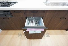 炊事時間を大幅に短縮できる食器洗浄乾燥機付き＾＾食器を洗う手間が減るので家族とのコミュニケーションの時間や自分の時間が増えますね。