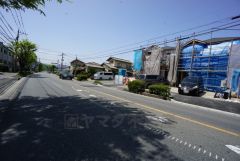 2025年4月撮影。 全2区画の新築戸建です＾＾左側が1号棟、右側が2号棟。 