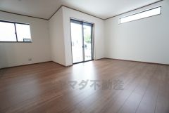 大きな掃き出し窓のあるリビングは、陽光あふれる明るい空間です。ゆったりと寛げる憩いの場となりそうです。