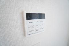 キッチン横からお湯張り、追い炊き、足し湯がボタン一つで楽々操作できる給湯機リモコンです。忙しい夕飯準備の時間帯に重宝しますね。