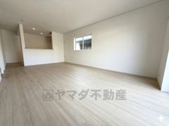 窓から光が差し込む明るいダイニングです＾＾