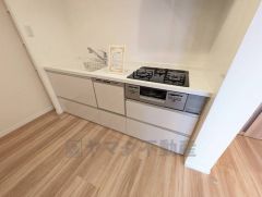 収納も、作業スペースも広々と設けられた使いやすいシステムキッチンです＾＾奥まった場所にキッチンを配置。生活感が出にくいので急な来客にも困りませんね＾＾ 