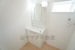 三面鏡裏収納付き洗面化粧台です＾＾ 歯磨きセットやスキンケア用品などの収納に便利ですね。 ランドリースペース上部には窓も付いており換気に便利です＾＾ 