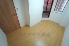 採光を確保した明るい室内は、風通しも良く、大変居心地の良い空間となっております。日当たりがよく、子供部屋としての利用もおすすめ。 