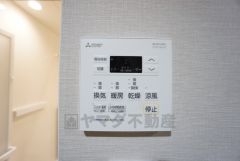 雨の日の洗濯も安心できる浴室暖房乾燥機付き浴室。暖房、乾燥、涼風、換気の4つの機能が付いています。タイマー付きです。