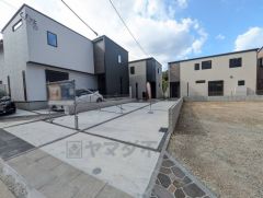 駐車スペースは2台分を確保。マイカー用に、お客さま用に、余裕を持ってご利用いただけます。