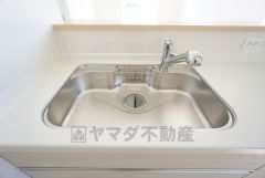 大きなお鍋も楽々洗える幅の広いシンクです＾＾ステンレスシンクなので簡単にお掃除できますよ。洗剤やスポンジもすっきりできる収納付き。