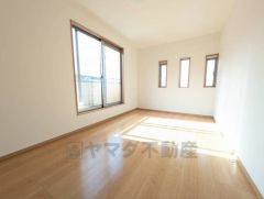 8帖。主寝室としてお使いいただけそうなこちらのお部屋は、日当たりが良く、爽やかな風を感じて起きる朝は、快適生活の始まりに。 