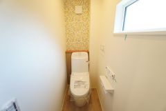 1階2階の2ヶ所にトイレがありますので、忙しい朝にも家族に気を使わず、ゆとりが生まれますね＾＾ 小窓付きで換気する時に便利です＾＾