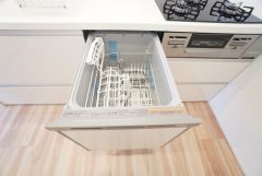 食事の後の手間を解消する食器洗い乾燥機付。冬場の洗い物で手荒れの悩みもなくなります。手洗いよりも節約できて便利。