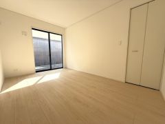 主寝室としてお使いいただけそうなこちらのお部屋は、日当たりが良く、爽やかな風を感じて起きる朝は、快適生活の始まりに。