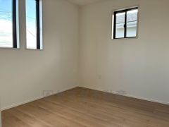 5.2帖洋室。2面採光を確保した明るい室内は、風通しも良く、大変居心地の良い空間となっております。日当たりがよく、子供部屋としての利用もおすすめ。