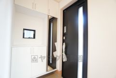 採光も考えられた明るい玄関です。たっぷり収納できるシューズボックス付きなので、家族全員の靴がきれいに整頓できます。