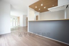 大きな掃き出し窓のあるリビングは、陽光あふれる明るい空間です。ゆったりと寛げる憩いの場となりそうです。