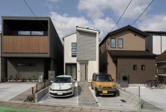 駐車スペースはゆとりある2台分を確保。マイカー用に、お客さま用に、余裕を持ってご利用いただけます。