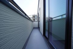 広々としたバルコニー。 天気のいい日にはお布団もまとめて干せそうですね＾＾